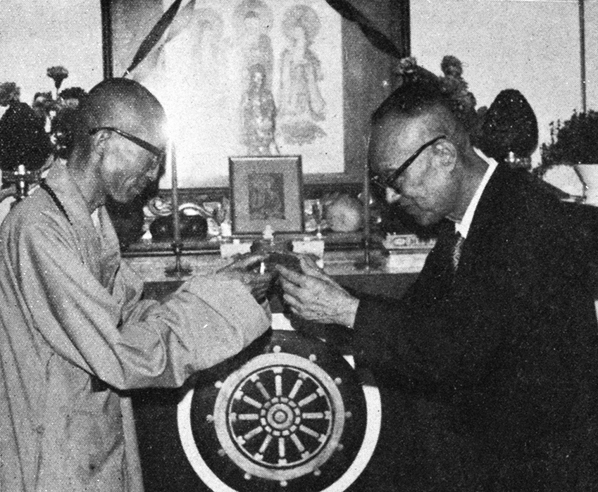 周宣德居士(右)代表恭贈密勒博士獎學金予聖嚴法師(左)